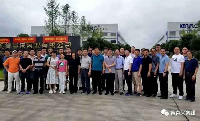 与会人员在遵义beat365·官方英国web站-Beat365(中国)有限公司大门口合影留念